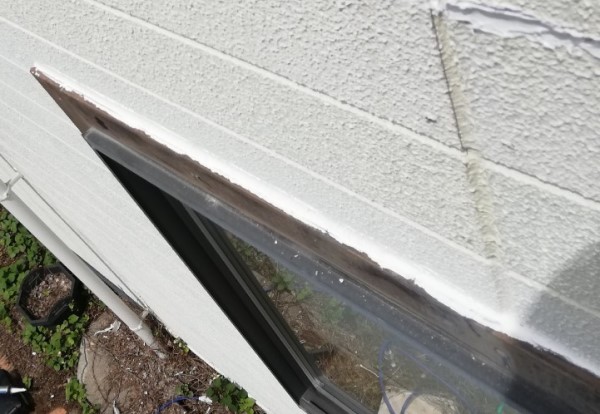 窓枠の隙間　コーキング補修